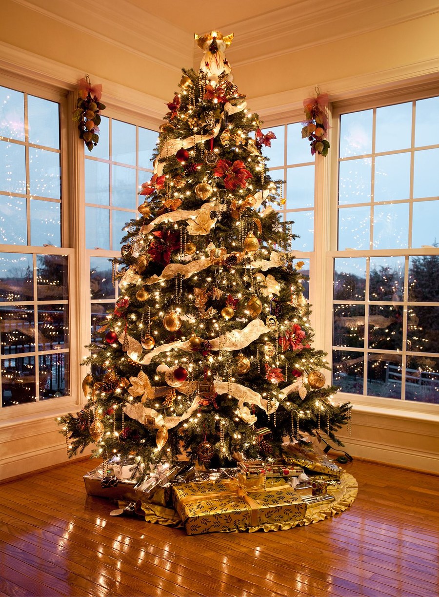 Árbol de Navidad decorado con luces y regalos